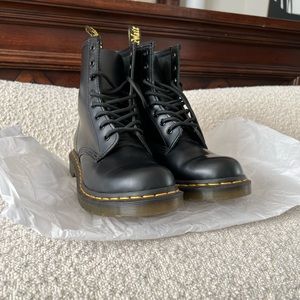 Dr. Martens 1460 WOMEN'S SMOOTH LEATHER LACE UP BOOTS